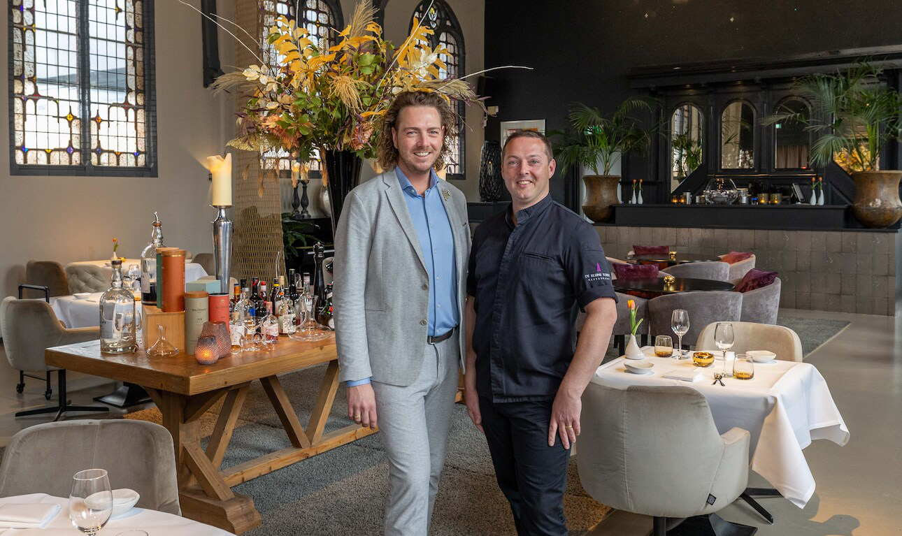 Jelle en Dennis in hun restaurant