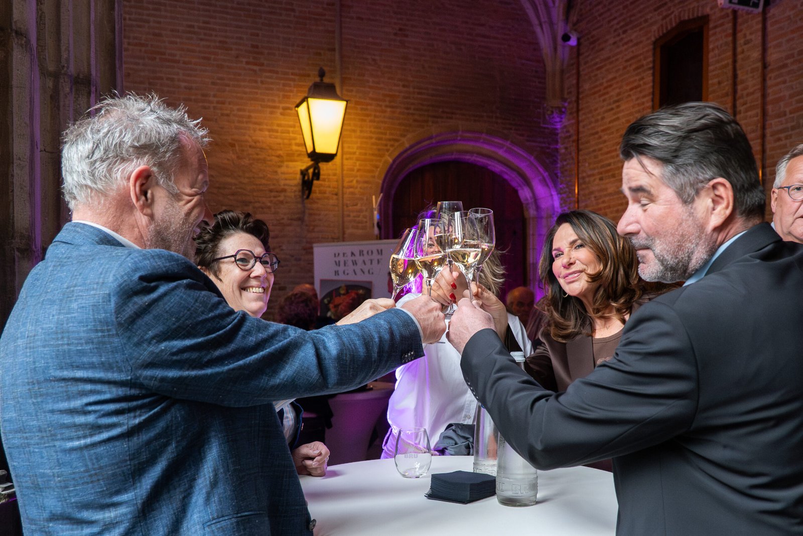 gasten proosten tijdens kreeftendiner